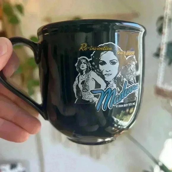 Madonna Re-Invention Tour 2004 Collectible Mug - Official Merchandise - Picture 3 of 5